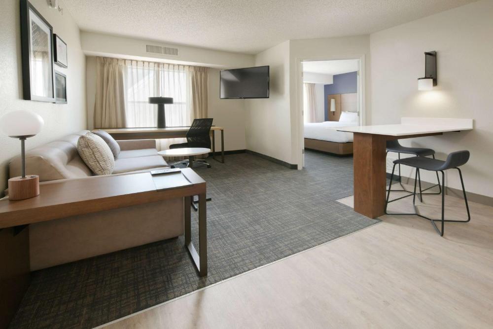 One-Bedroom King Suite - Non-Smoking interior